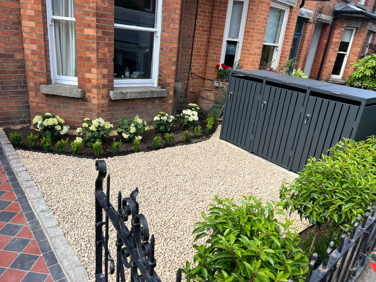 Gravel Front Garden & Hydrangea Border