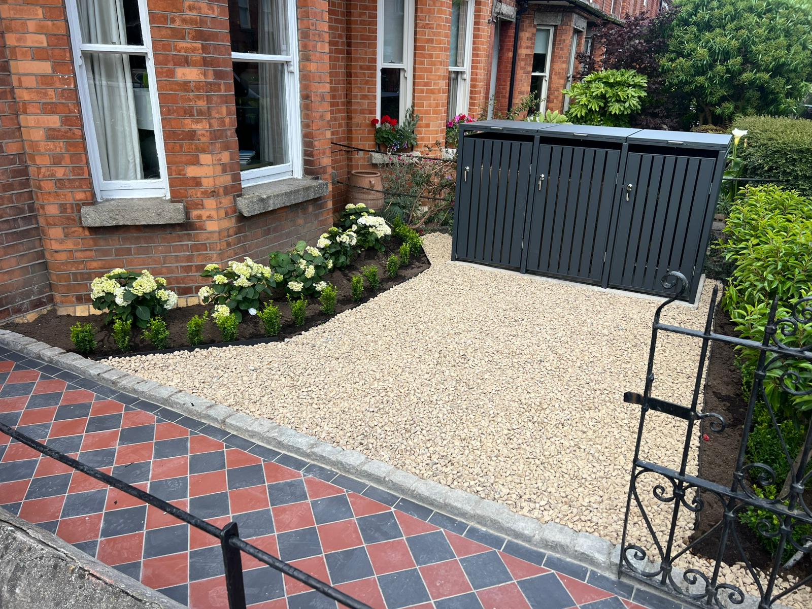 Gravel Front Garden with Tiled Path